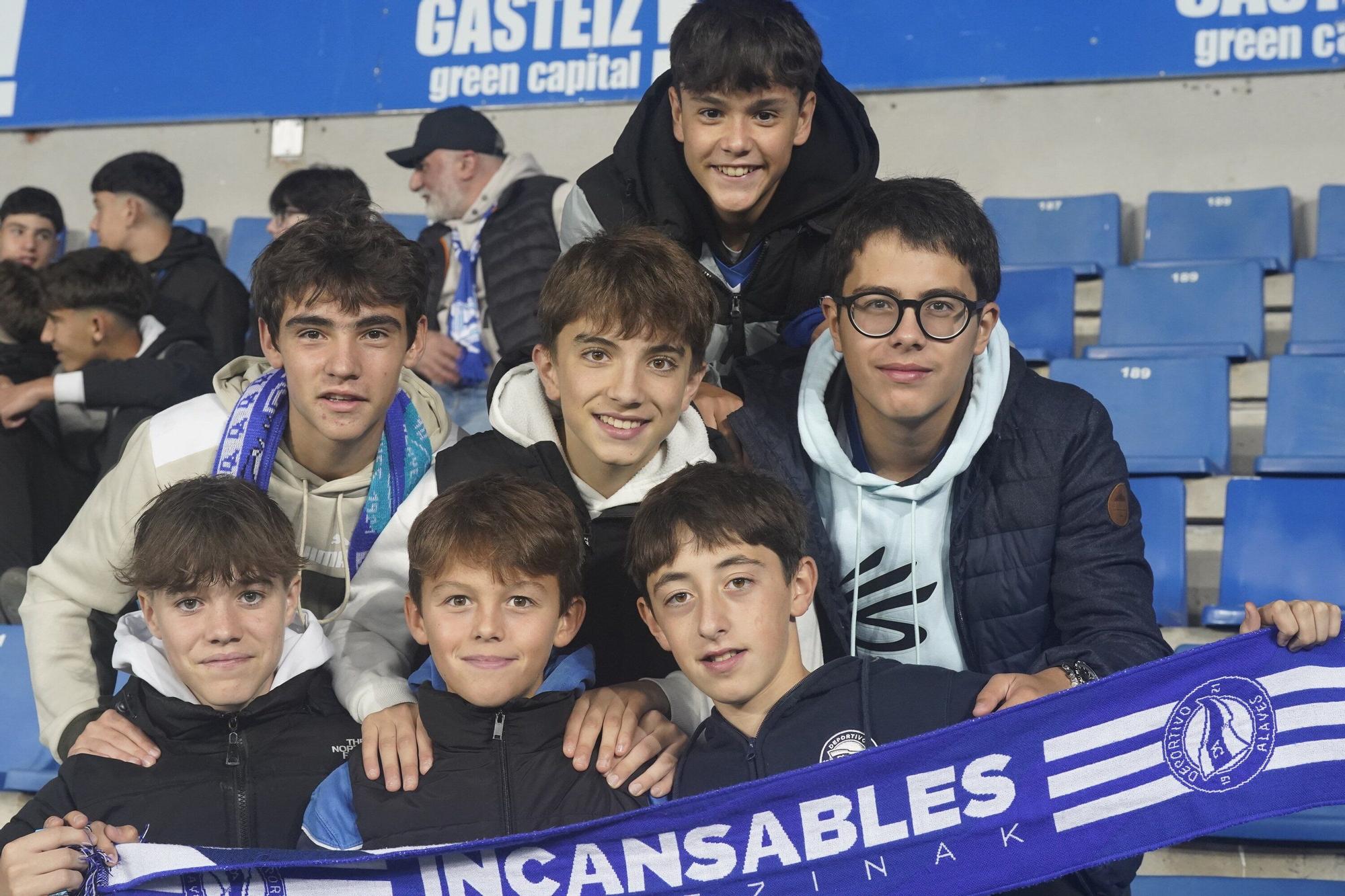 En imágenes: La afición del Alavés arropa al equipo en el duelo contra el Valladolid