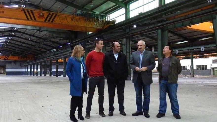 Paz Fernández, Aitor Larraza, Manu Ayerdi, José Mari Aierdi y Goio Santesteban en una de las naves de Inasa.