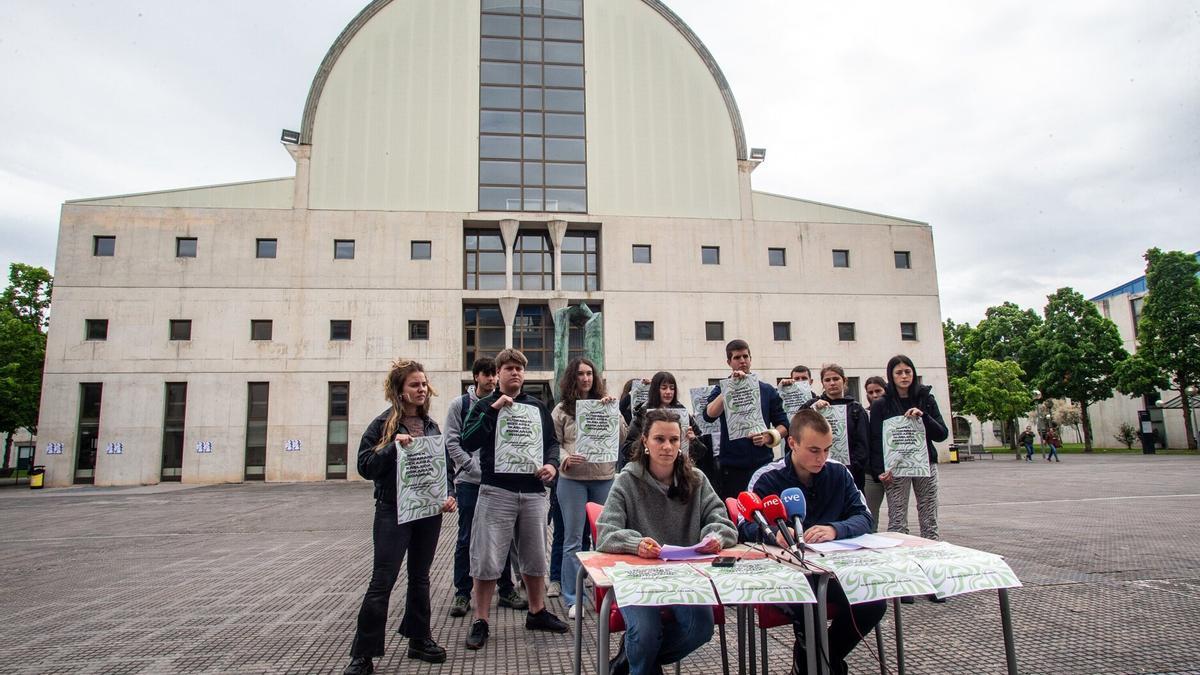 El Euskera Taldea de la UPNA presenta un informe sobre la situación lingüística de la UPNA y el retraso del Plan del Euskera.