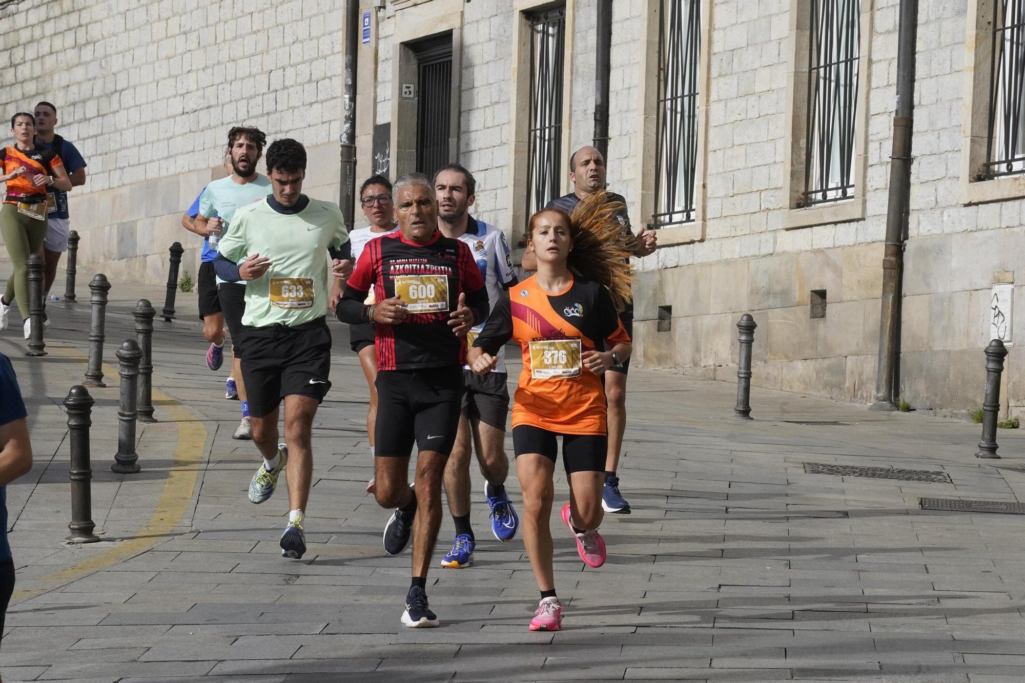 En imágenes: Miles de personas conquistan la Almendra de Gasteiz