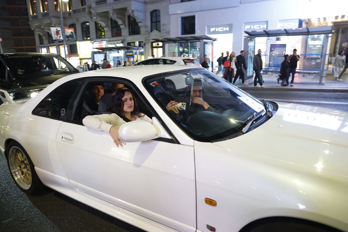 Rosalía presenta su disco en las pantallas de Callao y desaparece entre miles de fans
