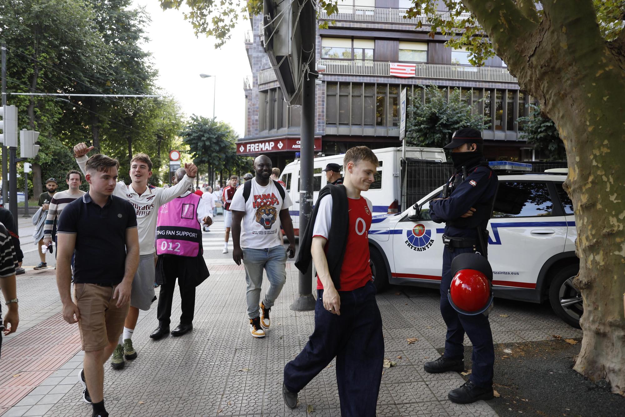 En imágenes: los aficionados del Arsenal y el Athletic calienta motores antes del primer partido de la Champions en San Mamés