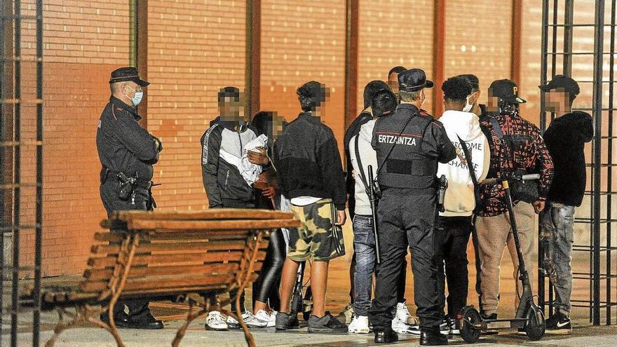 La Ertzaintza identifica a un grupo de jóvenes en Bilbao