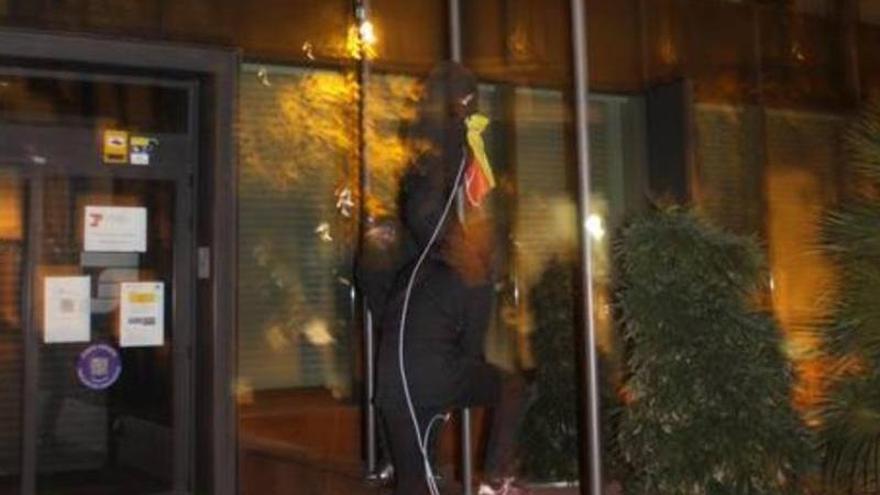 Denuncian la retirada de la bandera de España de una sede oficial de Vitoria