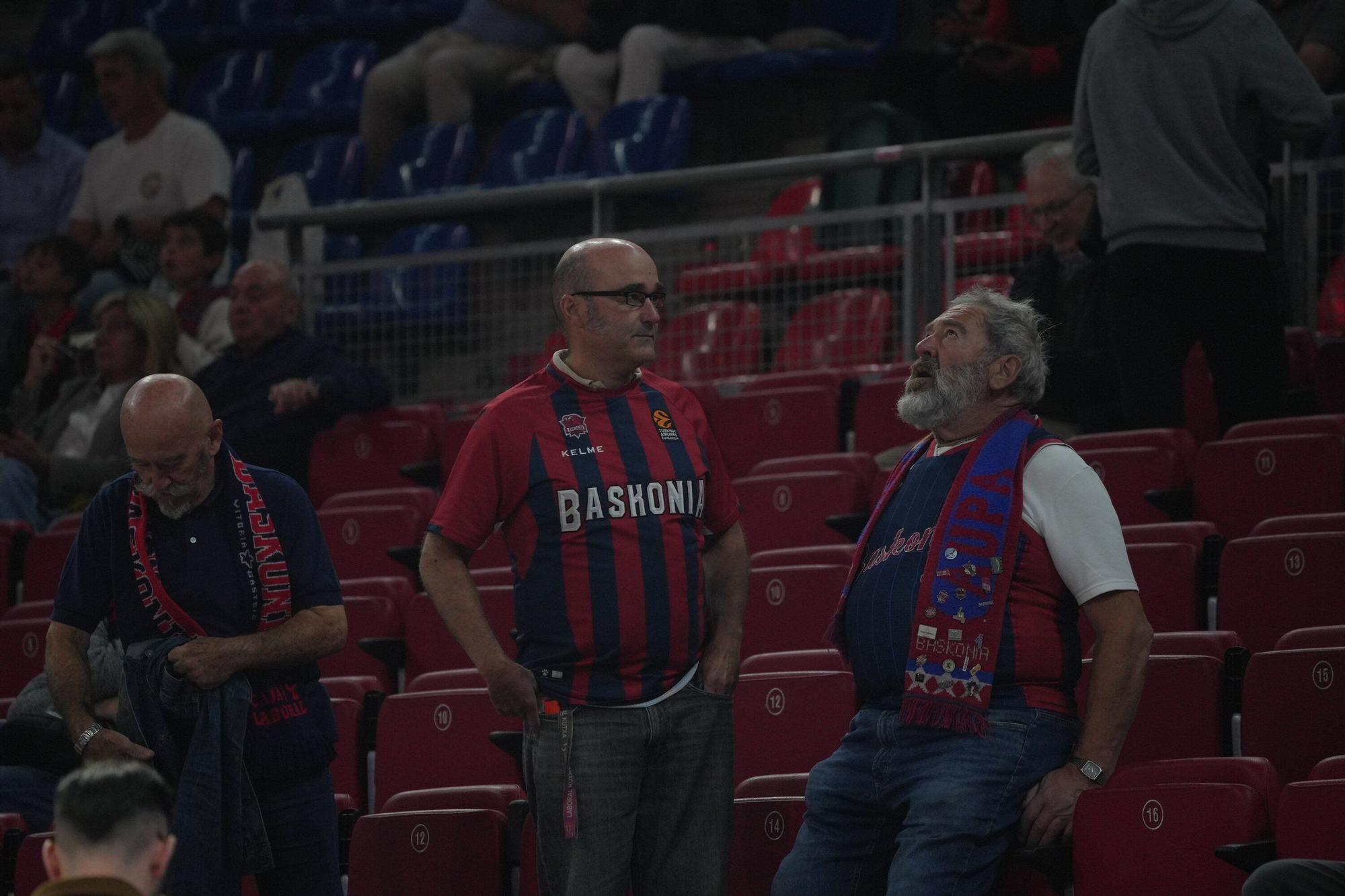 En imágenes: Ambientazo en el Baskonia - Olympiacos (¡Búscate en las fotos!)