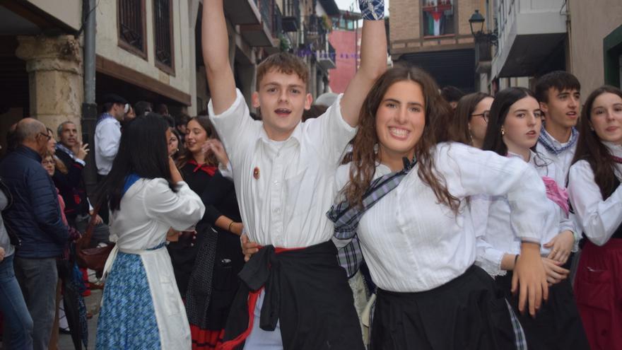 Agurain despide sus fiestas con deporte rural, dantzas, bertsos, el toro de fuego infantil, la música y el entierro de la sardina