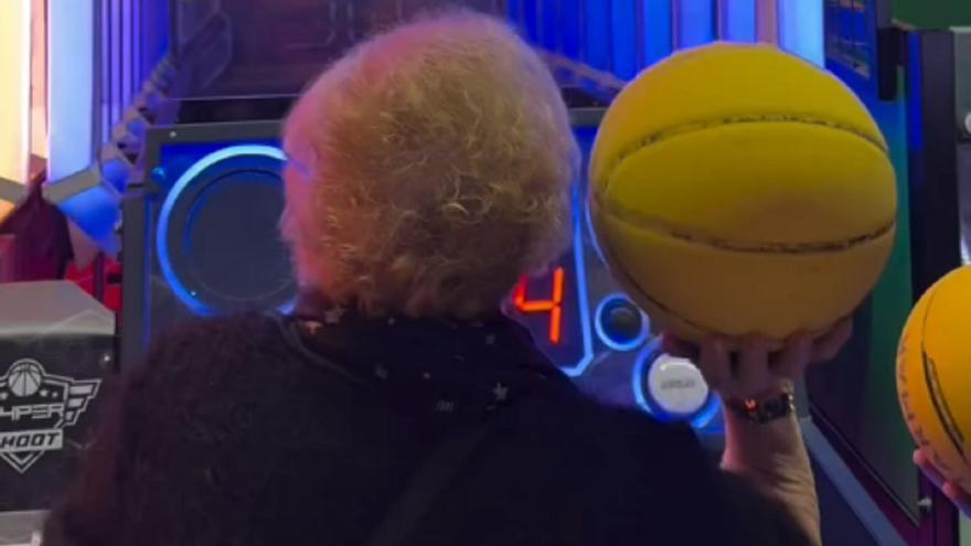 El vídeo viral de la anciana que no para de meter canastas en un centro comercial