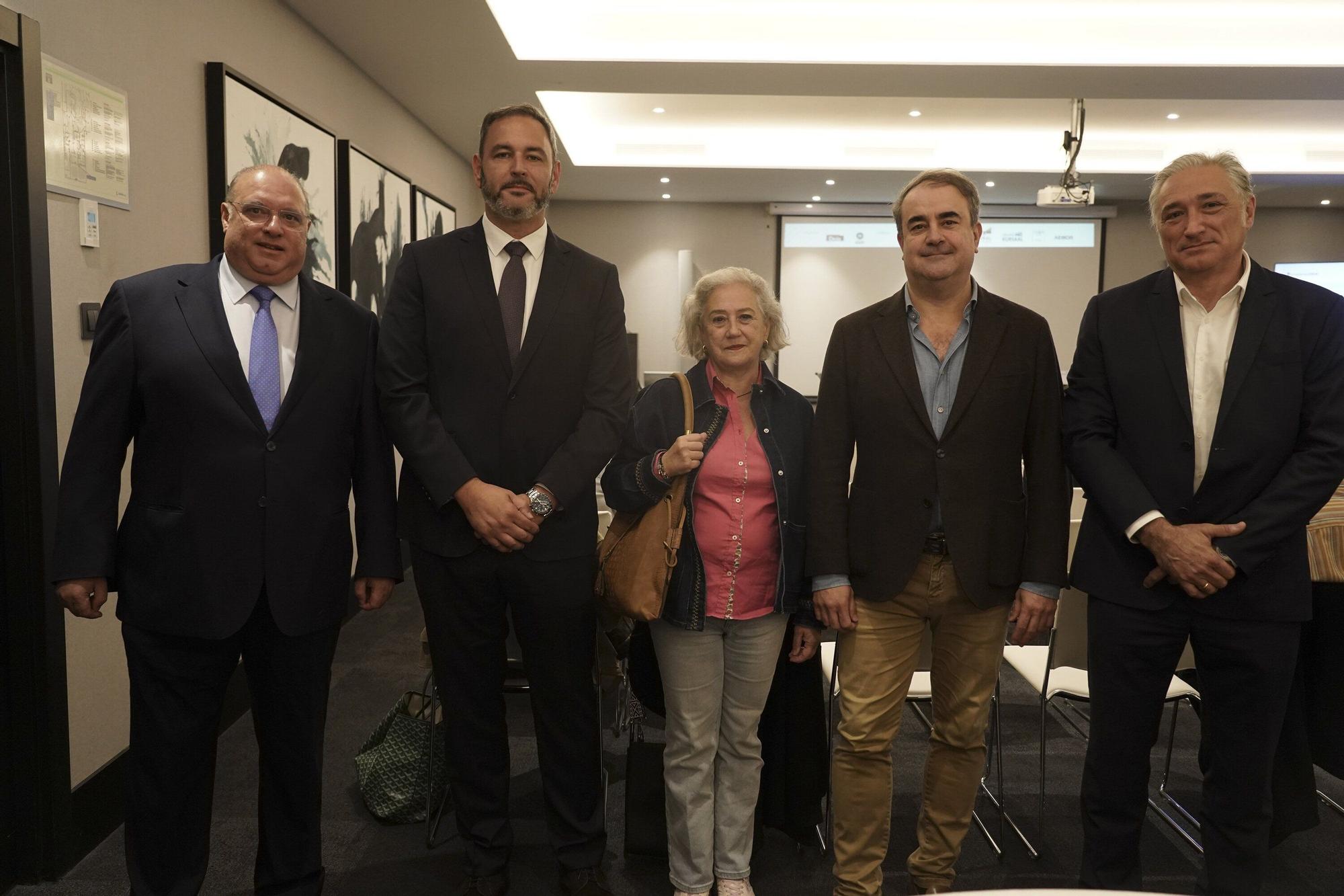 Juan Carlos San Martín, Iñigo Escobal, Txari Vallejo, Txema Escolástico y Justo Bilbao no faltaron al encuentro sobre rehabilitación y vivienda.