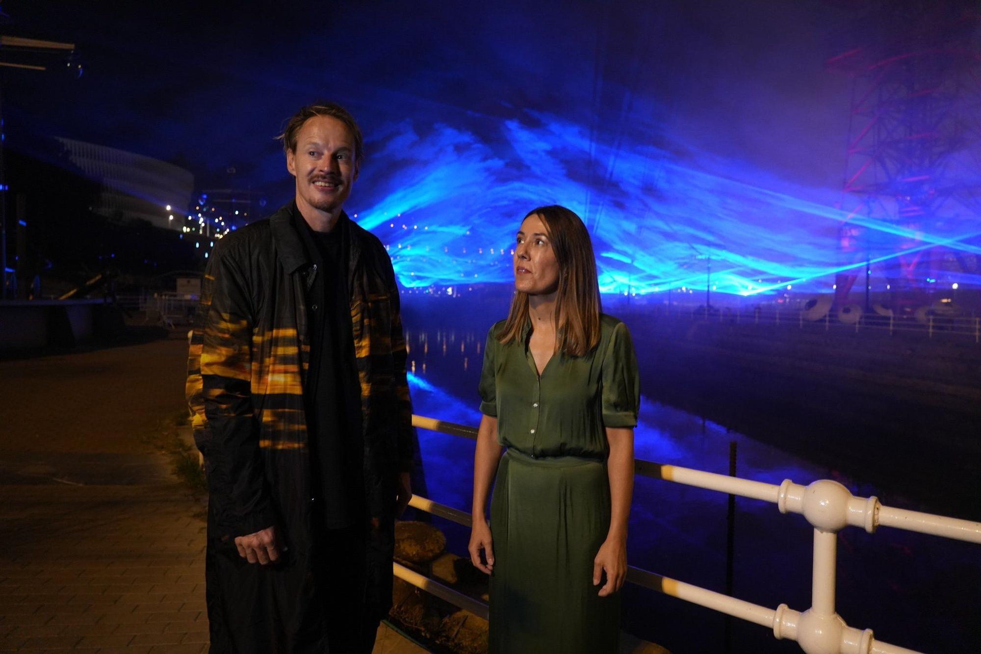 En imágenes: ‘Waterlicht’, un océano de luz azul sobre la ría de Bilbao