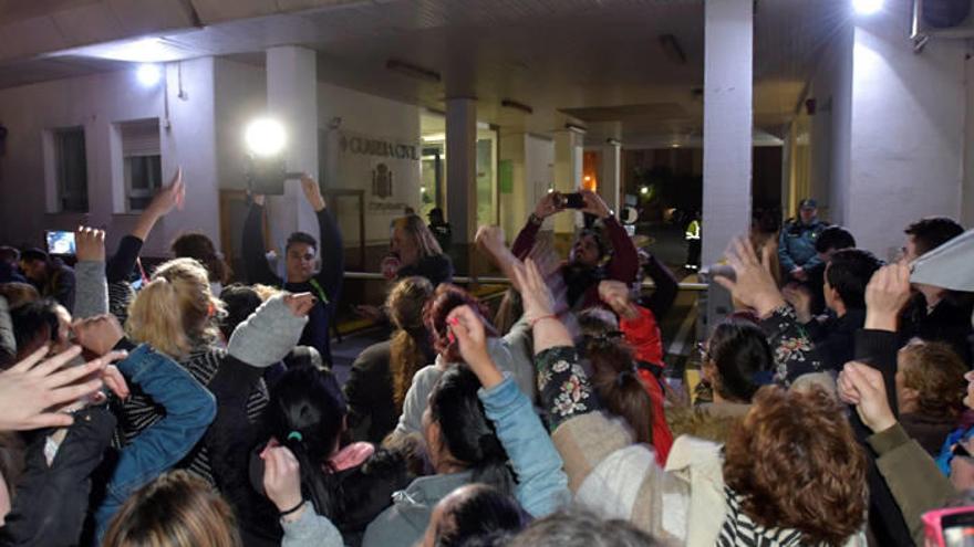 Cientos de personas se agolpan frente a la comandancia de la Guardia Civil de Almeria donde permanece detenida Ana Julia Quezada