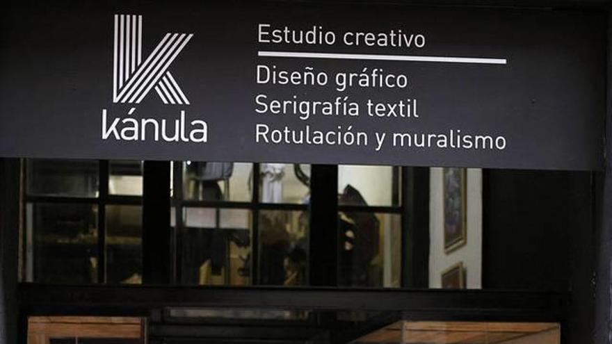 Xabier Latasa, Luis Irisarri y Peio Iglesias frente a su estudio, situado en la calle San Francisco.