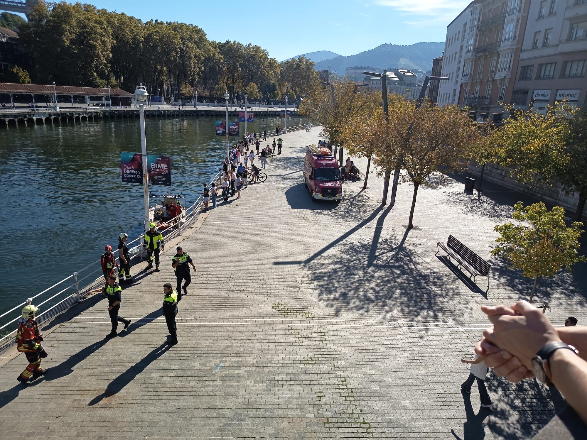 En imágenes: rescatan a una persona en la ría de Bilbao