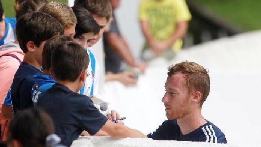 Zurutuza firma autógrafos en Zubieta.