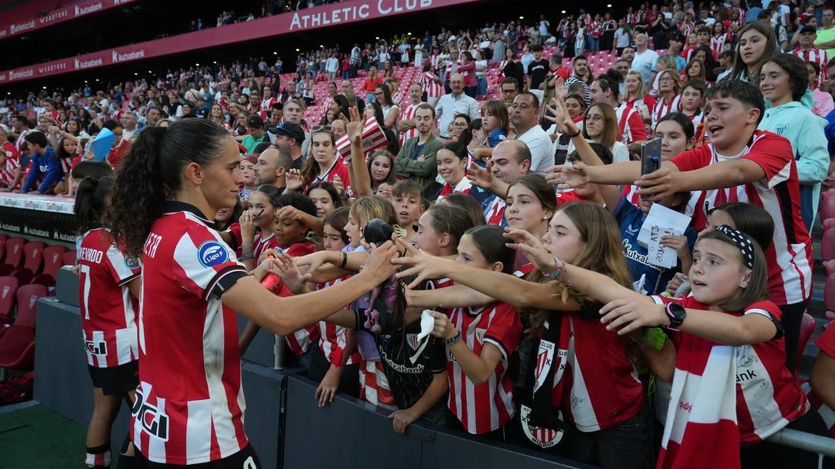 Maite Zubieta entrega unos recuerdos a jóvenes athleticzales.
