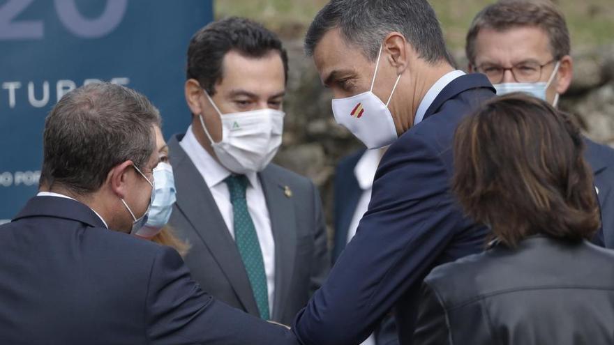 El presidente del Gobierno Pedro Sánchez, saluda al presidente de Castilla-La Mancha, Emiliano García Page.