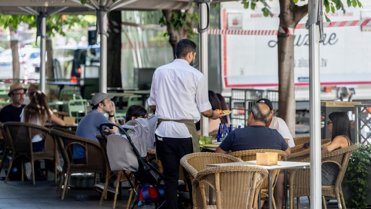 Clientes de un bar en una terraza.