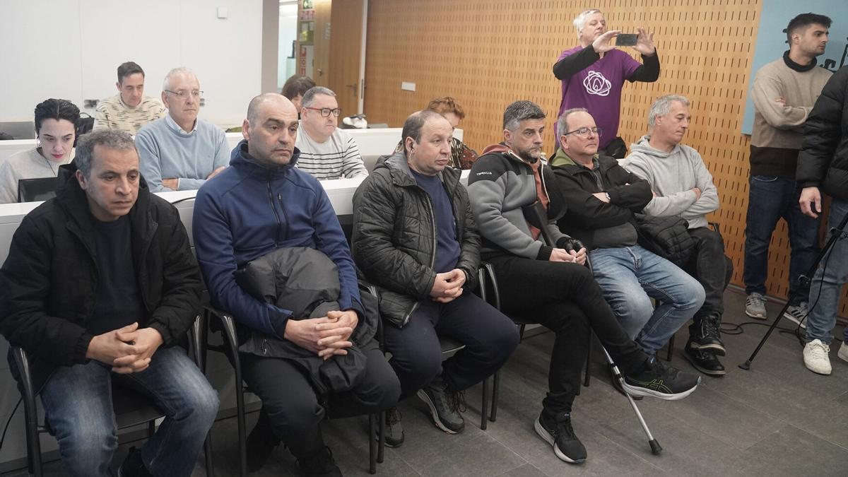 Trabajadores de Astilleros Balenciaga asisten a la comparecencia de sus compañeros en Juntas
