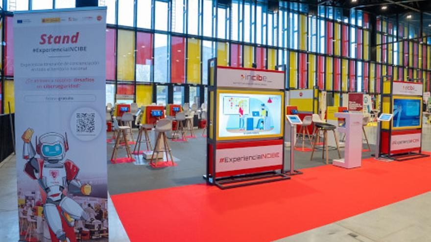 El stand de #ExperienciaINCIBE llega a Iruña de Oca para capacitar en ciberseguridad a la ciudadanía