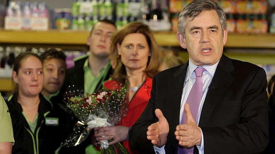 El primer ministro Gordon Brown visita un supermercado en Telford, Reino Unido, acompañado de su esposa Sarah.