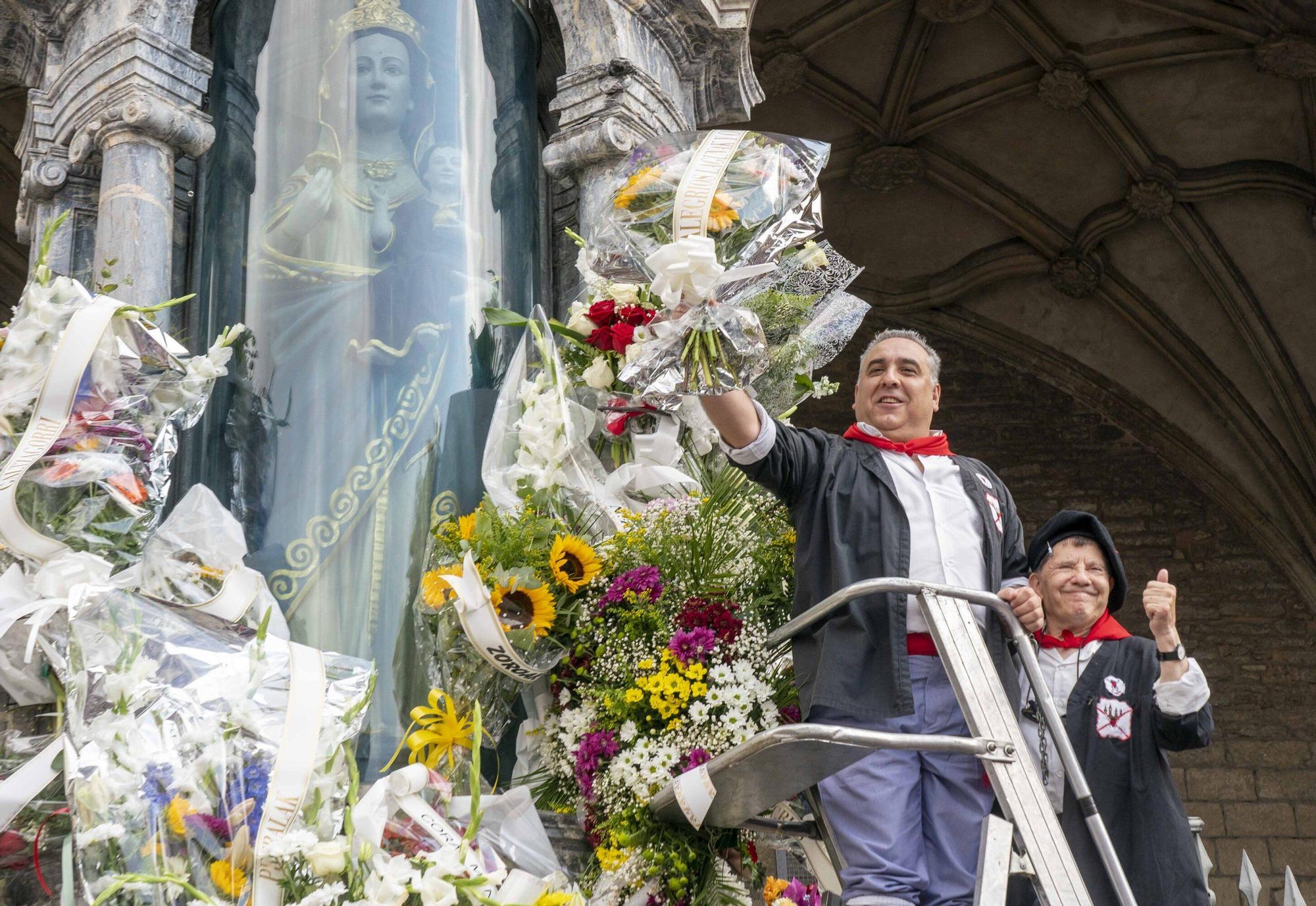 Ofrenda Floral y Aurresku de Honor a la Virgen Blanca