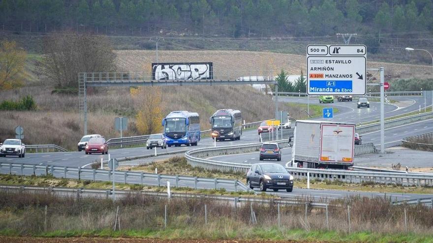 Un accidente complica el tráfico en Arminón
