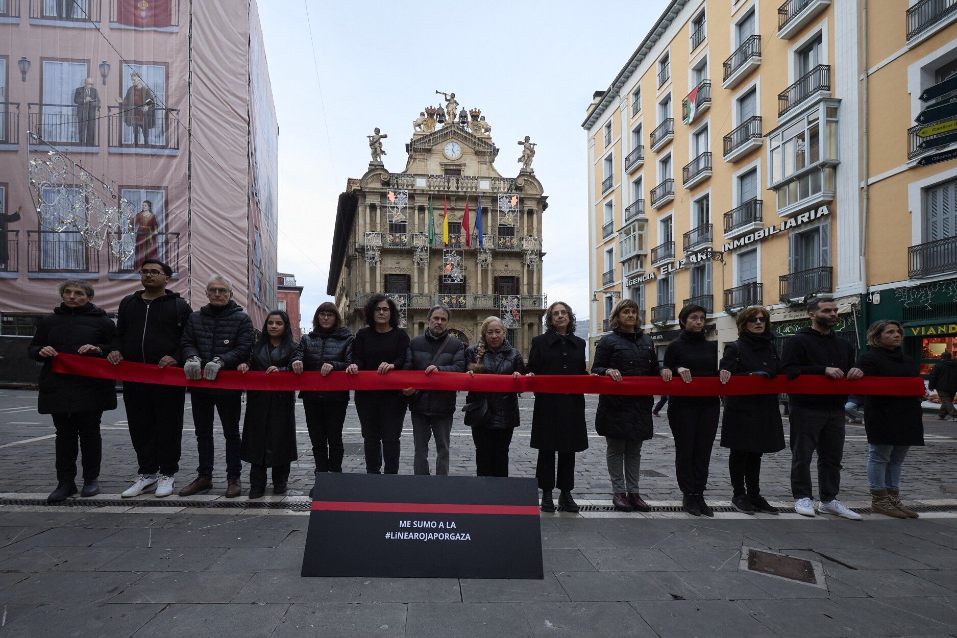 Imágenes de activistas de Amnistía Internacional, CEAR, Médicos del Mundo y Oxfam Intermón marcarán una línea roja por Gaza.