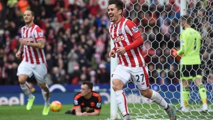 El Stoke derrota al United y sentencia a Van Gaal (2-0)