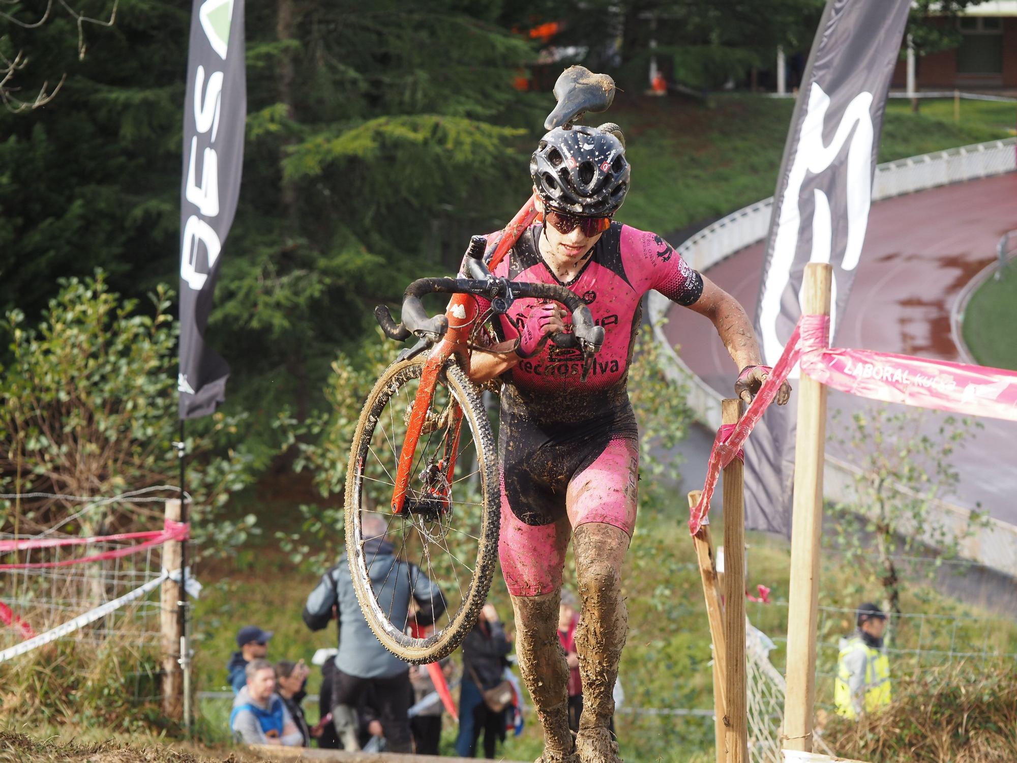 El barro se sumó al espectáculo de ciclocross en Elgoibar