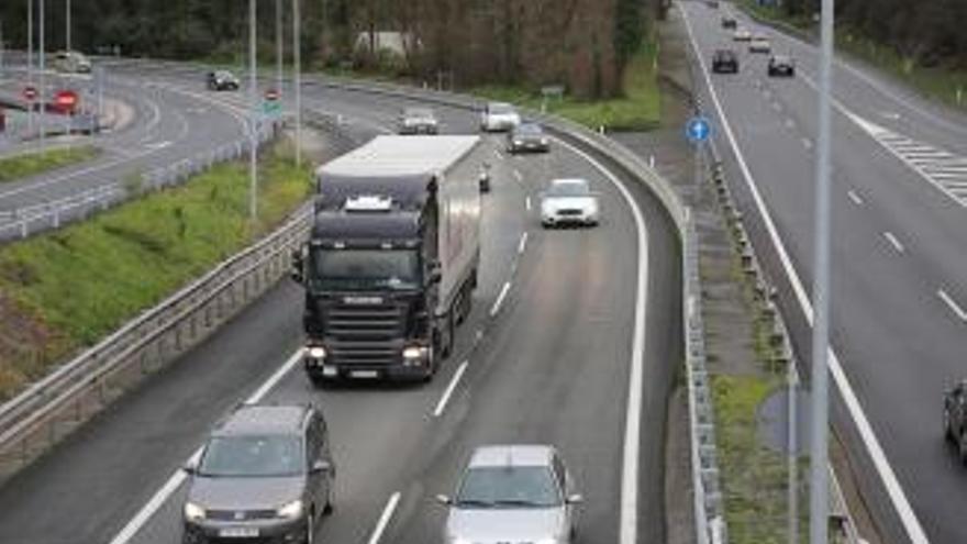 Camión circulando en una jornada de huelga organizada por el Comité Nacional del Transporte para protestar por los peajes en la N - I