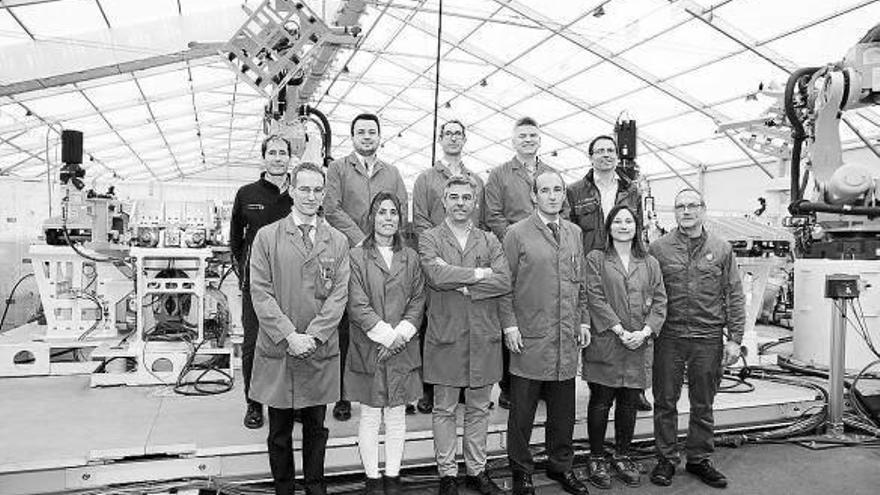 Fila inferior, Arturo Resano Lázaro (gerente de Planificación de Lanzamientos), Connie Brouard (Logística), Manuel García Bueno (gerente de Chapistería), Miguel Ángel Grijalba Blanco (director de Producción), Susana del Barrio Gil de Gómez (Calidad) y Raú