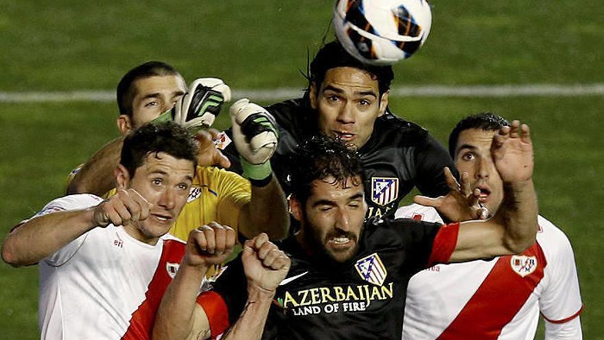 El Atlético pierde el tren de la Liga en Vallecas y el Rayo se aprovecha