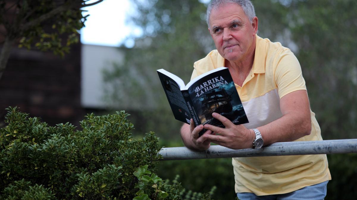 Joseba Zarraga, con su primera novela, titulada ‘De Barrika a La Habana’; a la derecha, una ilustración del libro en la que se refleja Plentzia en el siglo XVIII.