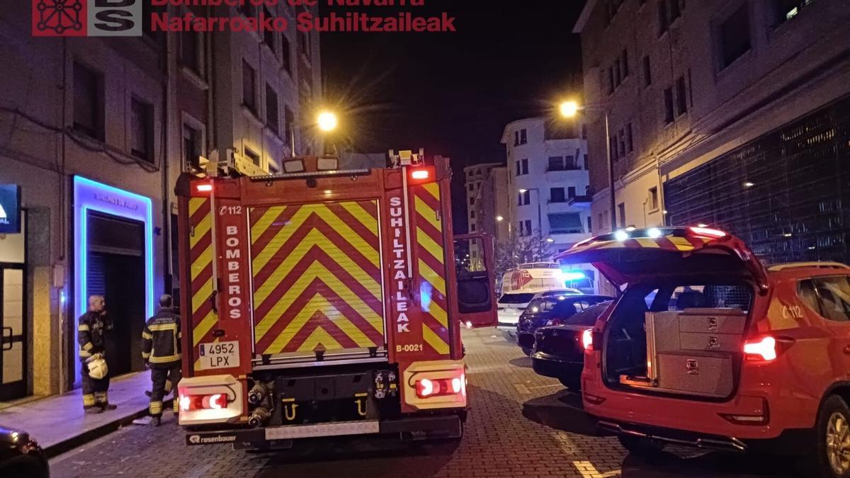 Los bomberos frente a la vivienda.