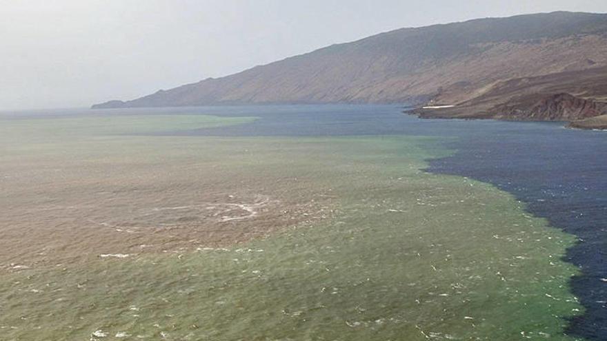 Imagen facilitada por el Gobierno de Canarias, que corresponden a vistas aéreas de la erupción submarina de El Hierro tomadas esta mañana por el Grupo de Emergencias y Salvamento (GES), donde se puede apreciar no solo la mancha sino también la zona de bur