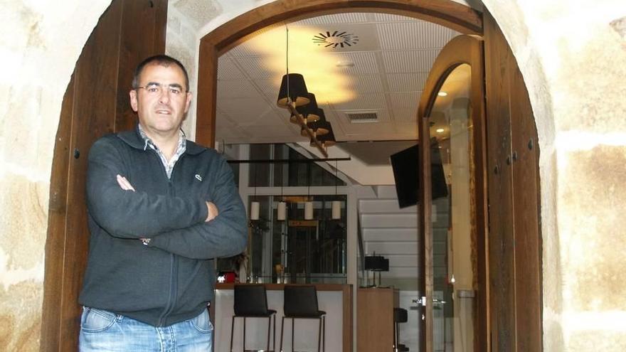 Gorostidi junto a la puerta de la confortable sala de estar, ubicada en la planta baja.