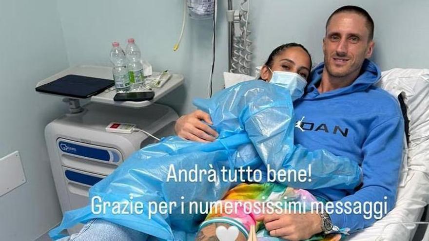 Achille, junto a su mujer Erika en el hospital