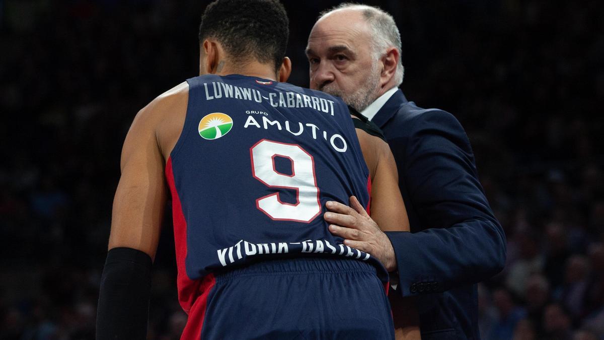 Pablo Laso dialoga con Luwawu-Cabarrot en el último partido de Euroliga