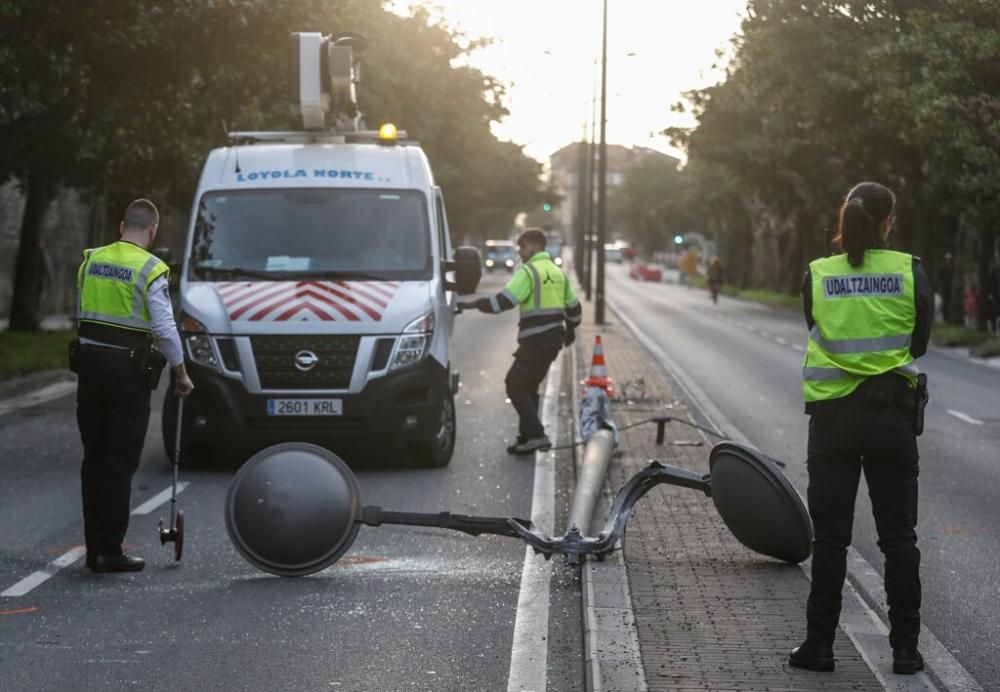 La farola derribada como consecuencia del accidente