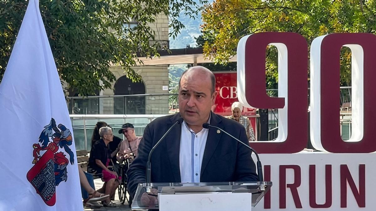 El concejal de Memoria Democrática del Ayuntamiento de Irun, Gorka Álvarez, durante el acto en el 90 aniversario de la quema de la ciudad / N.G