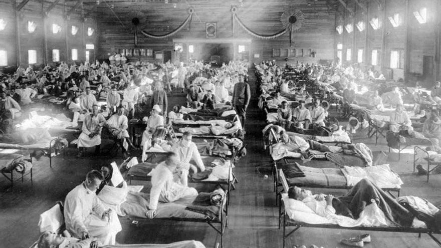 Pacientes de gripe amontonados en una clínica de emergencia en 1918 en el campo Funston en Kansas (EEUU).