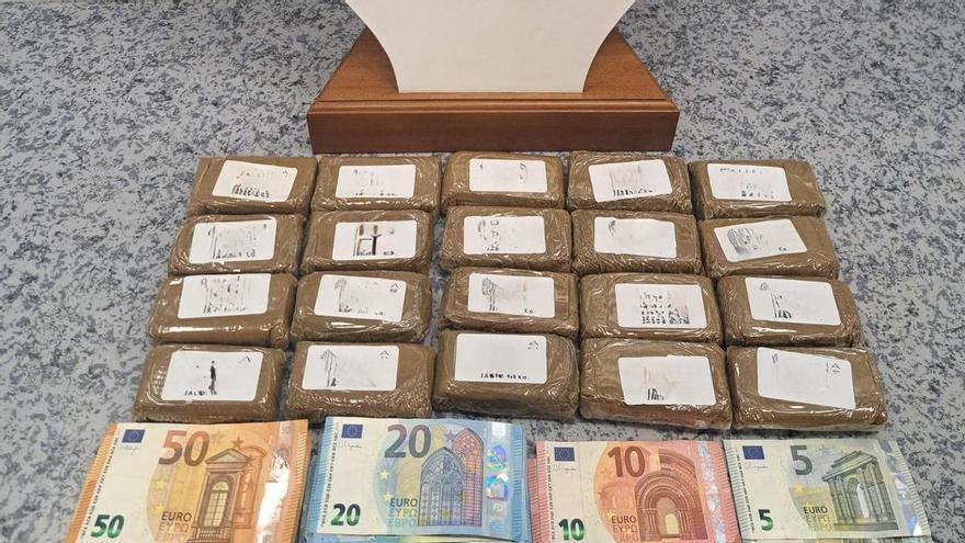 Detenido con 2 kilos de hachís tras huir de una patrulla que le vio conducir con el móvil