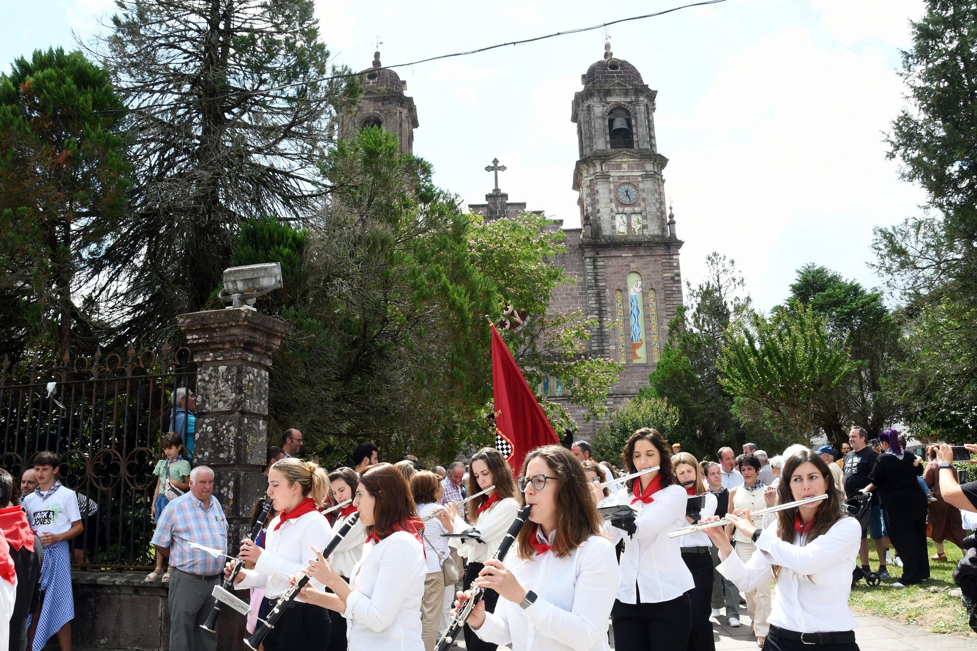 Elizondo celebra su día grande con bailes de gigantes y mutildantzak