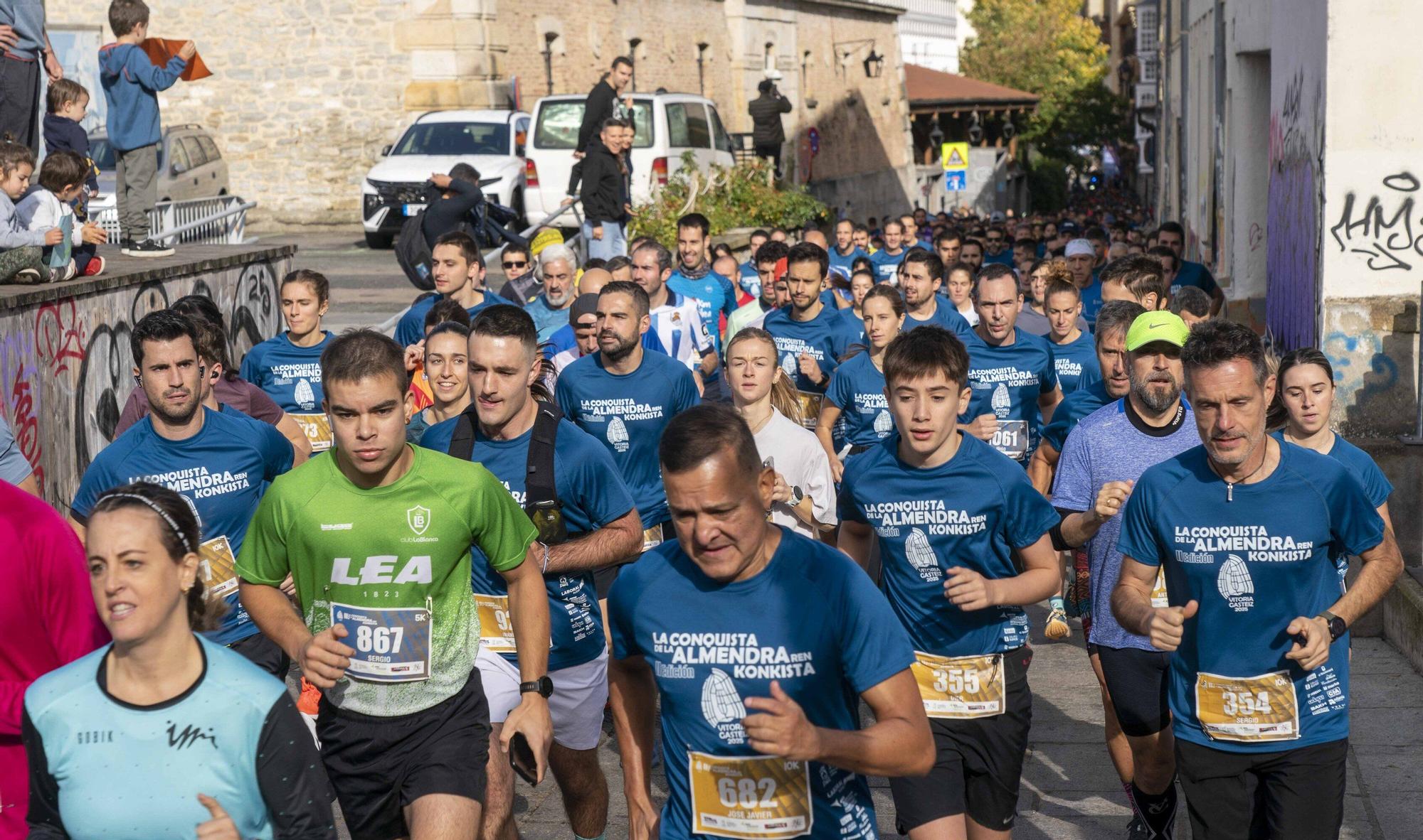 En imágenes: Un millar de corredores atraviesan la almendra