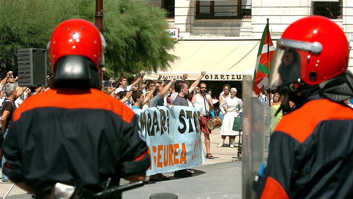 Miembros de la Ertzantza, en una concentración en 2005.