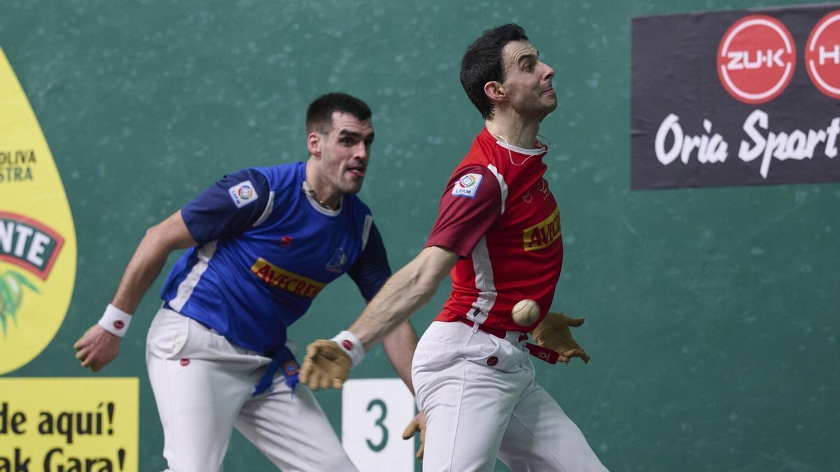 Altuna y Ezkurdia, en un partido reciente en el Labrit.