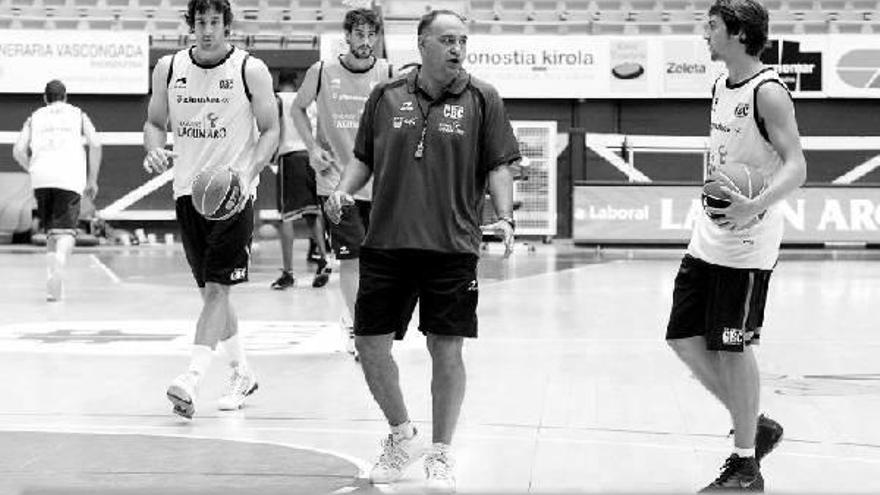 Laso se dirige a Rai López en un entrenamiento, con Panko y Doblas detrás.