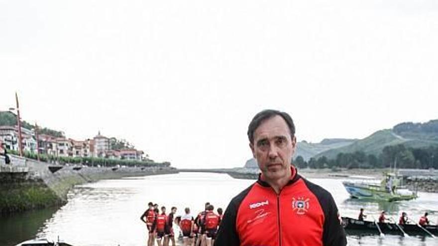 Patxi Francés posa junto a &quot;Telmo Deun&quot;, a la que ha puesto su sello esta temporada