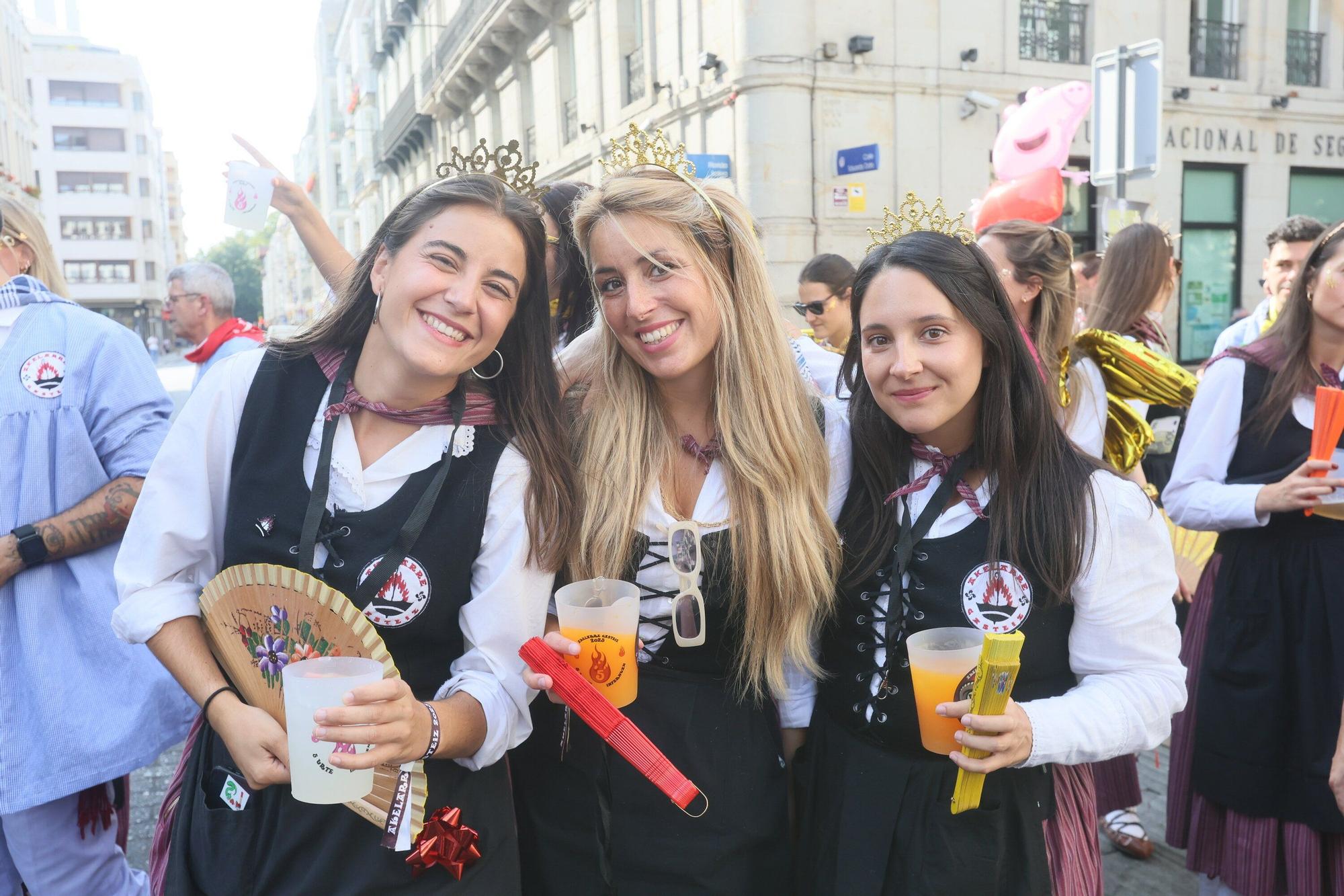 En imágenes: Blusas y neskas desfilan en el segundo paseíllo