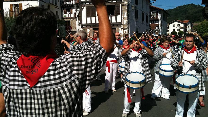 La peña Baikorrak tocando en la tamborrada matinal de las fiestas de San Fermín en el Día de las Peñas.