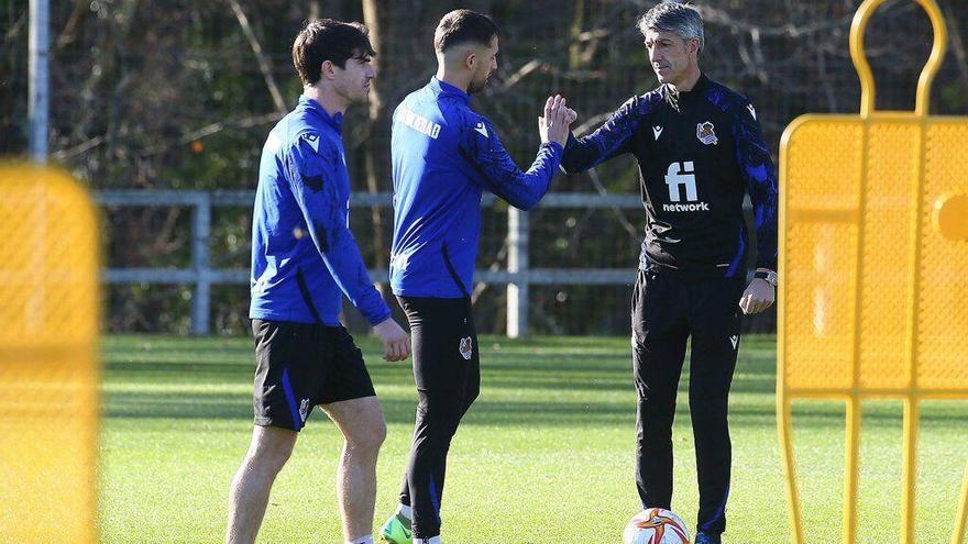 Imanol saluda a Januzaj en las instalaciones de Zubieta.